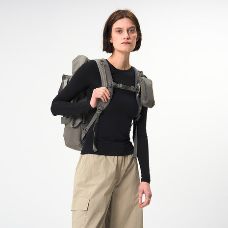 Pinqponq Blok Medium Backpack Construct Olive model vrouw