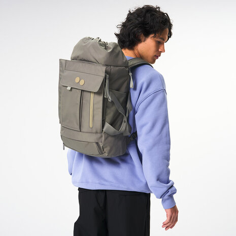 Pinqponq Blok Medium Backpack Construct Olive model man