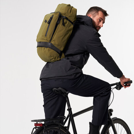 Pinqponq Komut Medium Backpack Solid Olive model man fiets