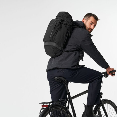 Pinqponq Komut Medium Backpack Solid Black model man fiets