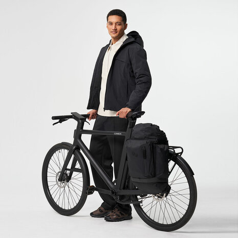 Pinqponq Komut Medium Bike Backpack Pure Black model man fiets