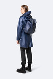Rains Oversize Rucksack Shiny Blue model man zijkant