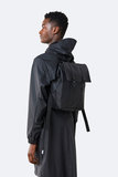 Rains MSN Bag Mini Black model man zijkant