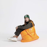Mads Norgaard Shiny Poly Pillow Oriole model vrouw